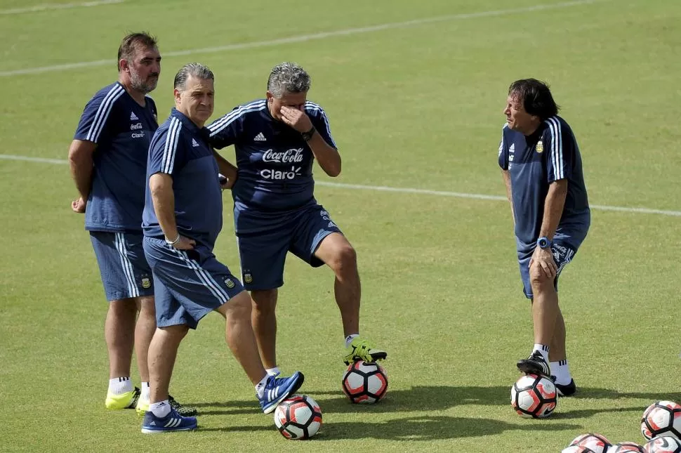 TODO BAJO CONTROL. Gerardo Martino y los integrantes del cuerpo técnico comenzaron a cosechar los frutos de un trabajo que comenzó después del Mundial. télam