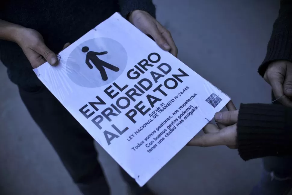 UN APORTE. Los primeros carteles se vieron en la calle Virgen de la Merced. “Los conductores no saben que la prioridad es del peatón”, aseguran.LA GACETA / FOTO INÉS QUINTEROS ORIO.-