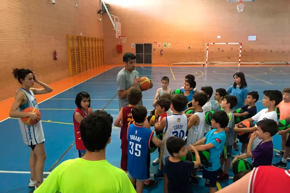 CAMPUS EN MADRID. Victoriano, junto a un grupo de chicos en el colegio Ártica.
FOTO TOMADA DE DEMOVI.ES