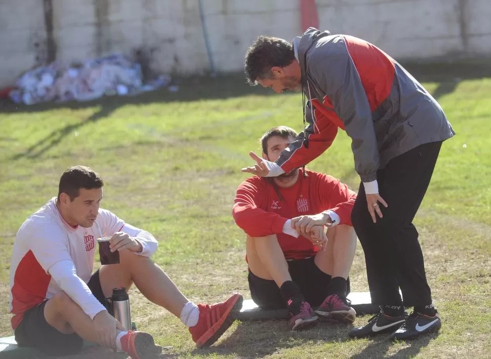 BUENA ONDA. Diego Cagna habla con Esteban Goicoechea, mientras Alexis Ferrero toma mate, luego de finalizar la sesión de ayer en el estadio de La Ciudadela. En San Martín reina el optimismo. la gaceta / foto de héctor peralta