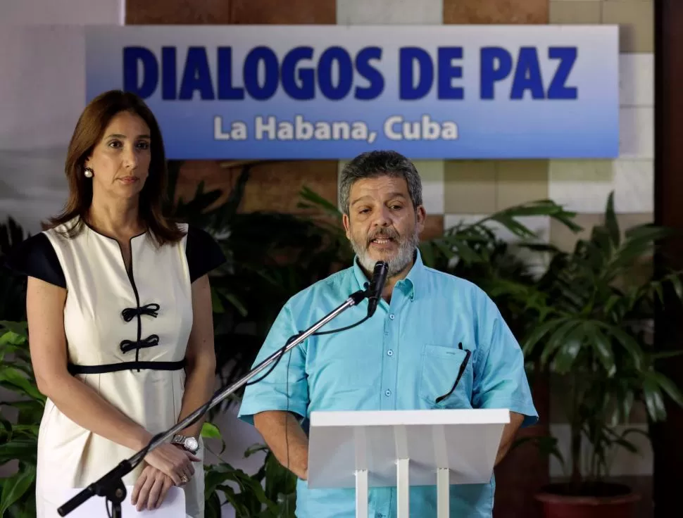 PORTAVOCES. Marcela Durán y Marcos Carratala leyeron el documento. Reuters