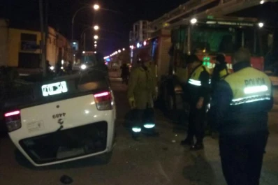 Un taxi chocó dos autos estacionados y terminó volcado