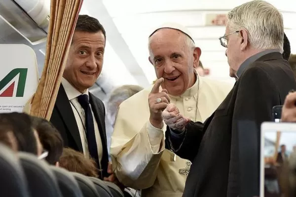 El Papa Francisco llegó a Armenia para pedir por la paz en la región