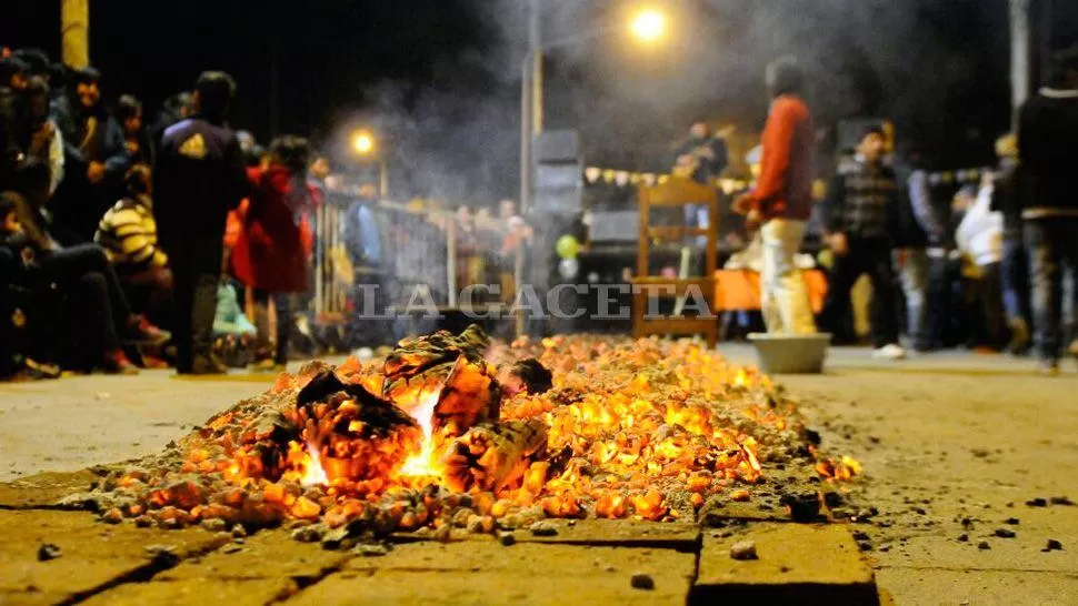 BRASAS EN LA NOCHE. Los creyentes caminaron por el ardiente manto para curar sus males. LA GACETA / FOTOS DE OSVALDO RIPOLL