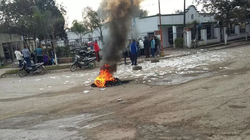 SAN JOSÉ. Quemaron gomas frente a la delegación San José de la Municipalidad. FOTO ENVIADA POR WHATSAPP