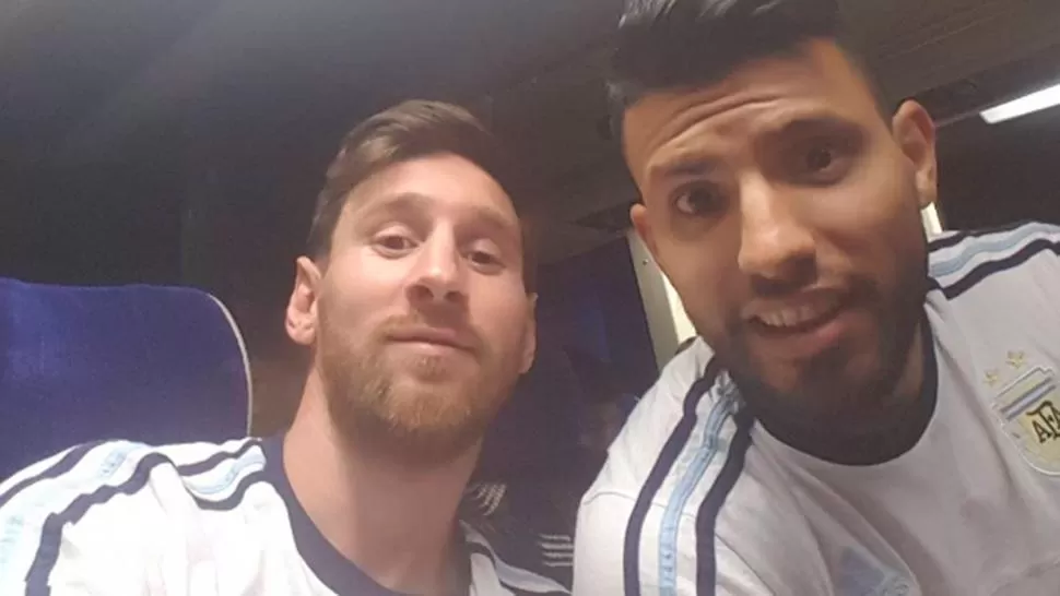 En micro y sin cenar, el palito de Agüero en el mensaje a Messi