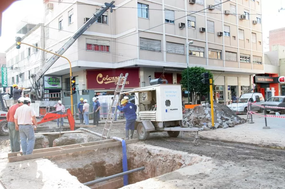 -AGO/2006. HUNDIMIENTOS EN CÓRDOBA Y MUÑECAS. SE EXCAVARON SEIS METROS PARA INVESTIGAR QUÉ OCURRIA.-