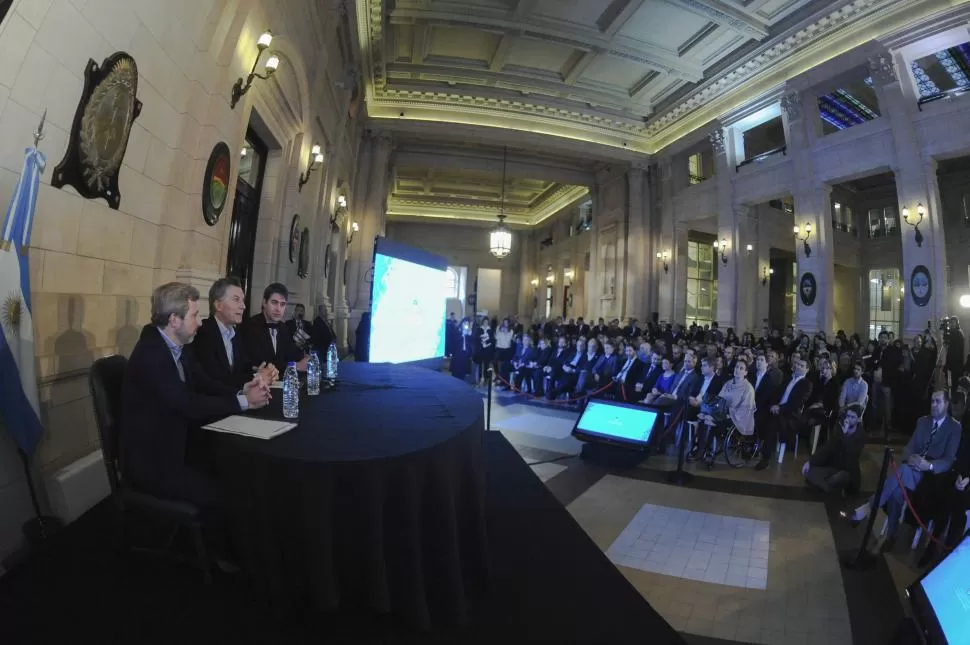 EN EL CENTRO CULTURAL NÉSTOR KIRCHNER. El presidente Macri, junto a Rogelio Frigerio  (a su derecha) y Adrián Pérez, de Asuntos Políticos a Institucionales. PRESIDENCIA DE LA NACIÓN