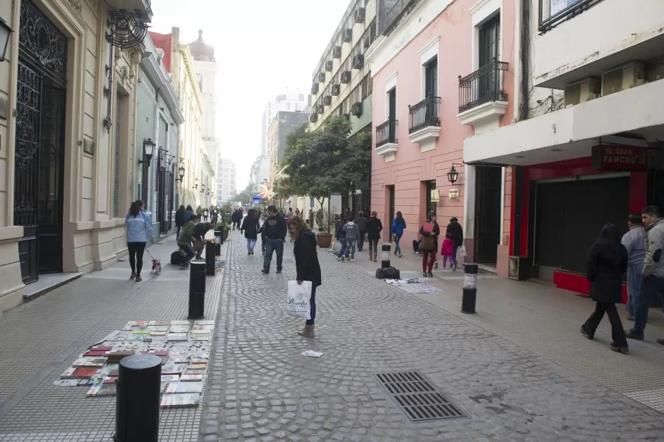 PASEO DE LA INDEPENDENCIA. En Congreso primera cuadra hay poco verde, y eso les preocupa a los comerciantes.-LA GACETA / FOTOS DE JORGE OLMOS SGROSSO.-