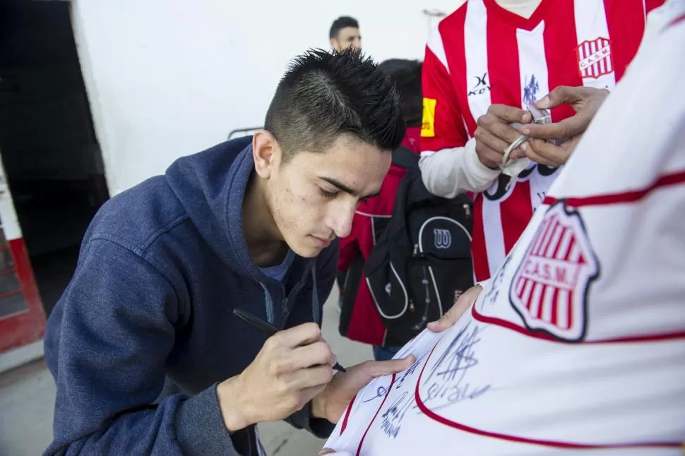 FIRMANDO AUTÓGRAFOS. “Vitín” es muy solicitado por los fanáticos. “El cariño de la gente es algo muy lindo. Me da más fuerzas para seguir luchando”, destacó. la gaceta / foto de jorge olmos sgrosso