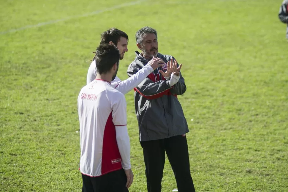 DIÁLOGO. Cagna se tomó su tiempo para hablar con cada uno de sus jugadores. la gaceta / FOTO DE JORGE OLMOS SGROSSO