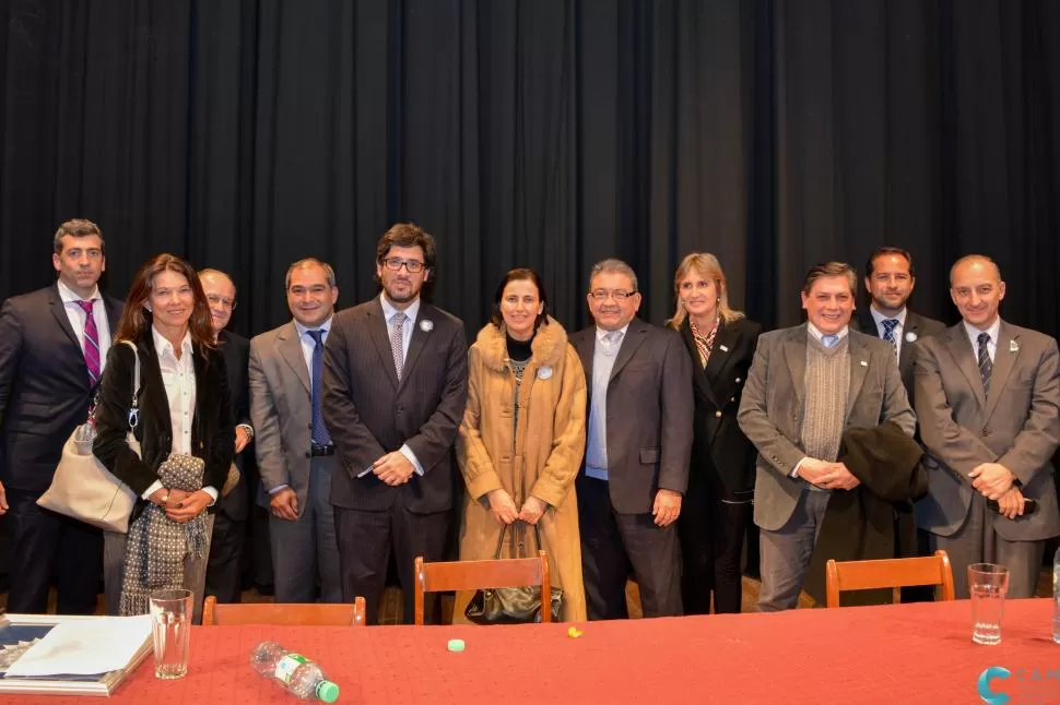 A POSTERIORI DE LA DISERTACIÓN EN EL ALBERDI. Desde la izq: Dantur, Sbdar, Caramuti, Tello, Garavano, Cossio, Ávila, Rico, Posse, Ganami y Díaz Ricci. foto de Ricardo Silva /P rensa CAM