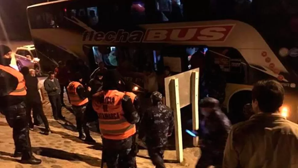 FUERA DEL COLECTIVO. La Policía de Catamarca requisó el ómnibus del plantel profesional de San Martín. FOTO TOMADA DE TWITTER.COM/GUILLENTRAUMA