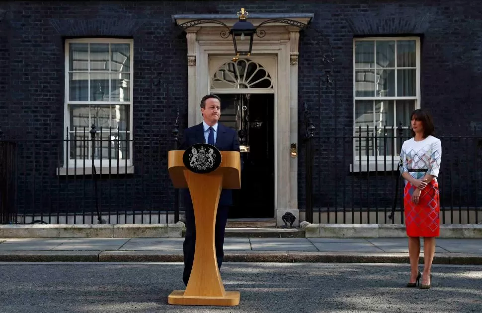 UN LÍDER DERROTADO. A punto de que las lágrimas brotaran de sus ojos, Cameron, acompañado por su esposa Samantha, anunció que dimitirá en octubre. REUTERS