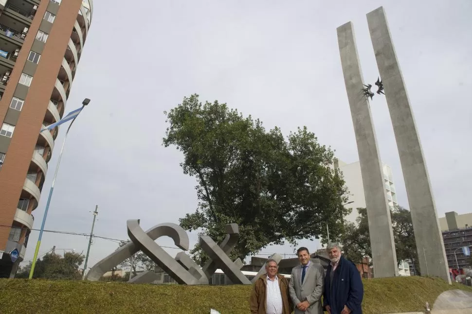 EN DETALLE. Miguel Mazzeo (el autor), Walter Berarducci (secretario de Gobierno municipal) y Luis Lobo Chaklián (subsecretario de Planificación y jurado del concurso) en la recta final de las obras del Monumento.  LA GACETA / FOTO DE JORGE OLMOS SGROSSO