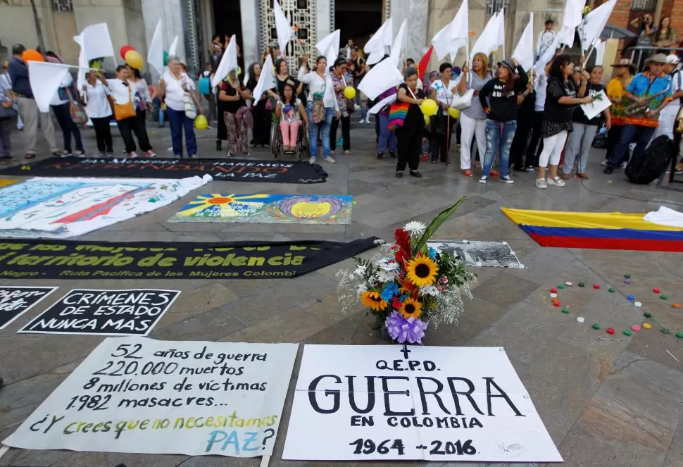 HECHO HISTÓRICO. La gente celebró la firma del tratado de alto el fuego. Reuters