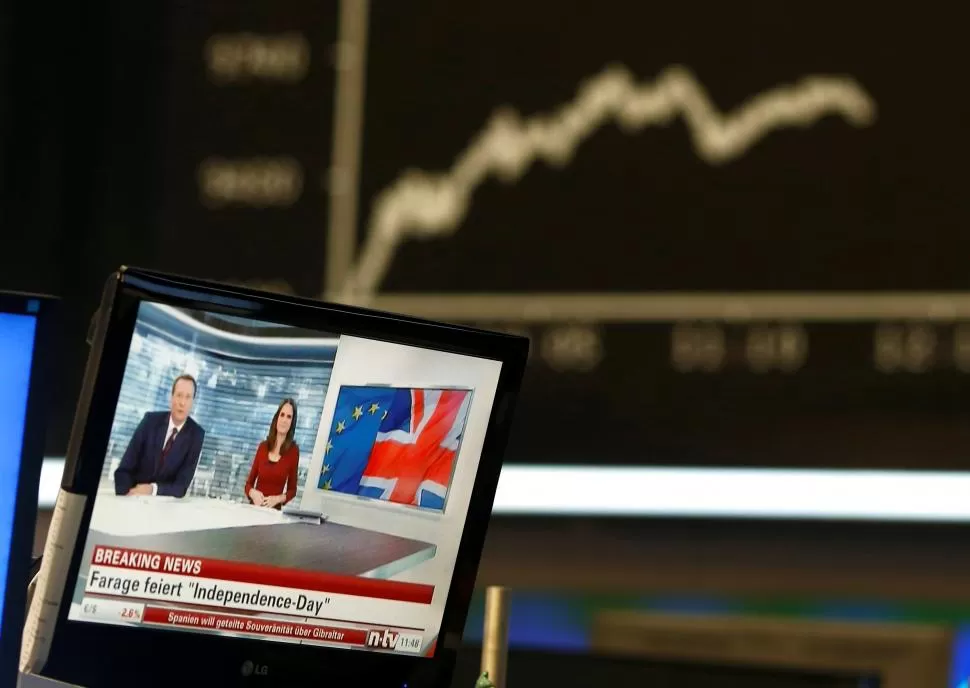 ANGUSTIA EN LAS BOLSAS. Los operadores no podían creer el impacto del “Brexit”, que alimentó la tensión con ventas masivas de acciones en las primeras horas de la jornada. La caída más estrepitosa se observó en Madrid. fotos de reuters