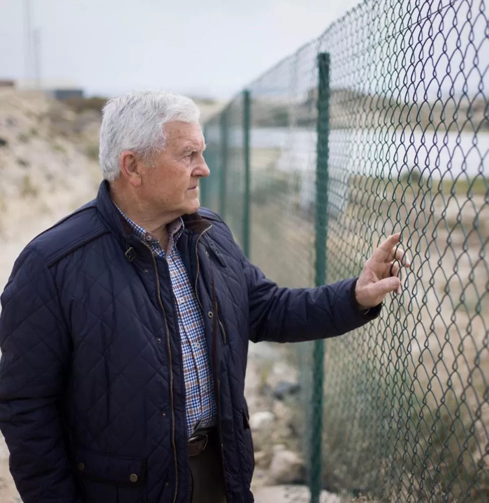 TESTIGO. José Manuel González Navarro, en el área de Palomares, donde cayeron accidentalmente -y sin detonar- cuatro bombas de hidrógeno en 1966. foto de Ian Willms para The New York Times.