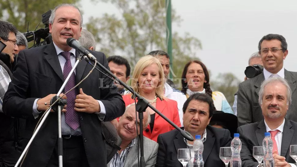 OTROS TIEMPOS. Cuando José López inauguraba obras junto a las autoridades provinciales. ARCHIVO LA GACETA