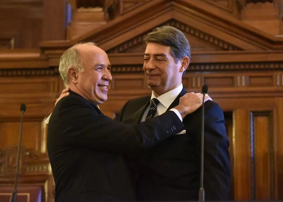 FELICITACIONES. Lorenzetti, presidente de la Corte, saluda a Rosatti. dyn