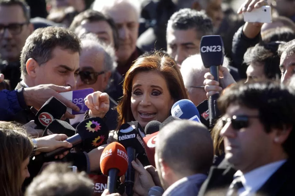ABANDONANDO LOS TRIBUNALES. Sonriente, la líder del kirchnerismo, se aleja de Comodoro Py tras duras acusaciones al Ejecutivo y al Poder Judicial. fotos de reuters y dyn