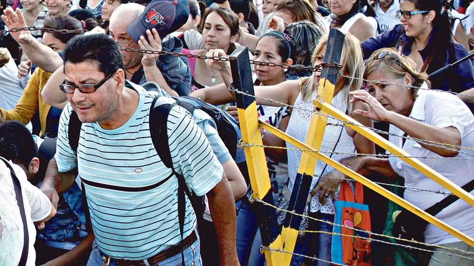 DESESPERADOS. Miles de venezolanos cruzaron la frontera. REUTERS