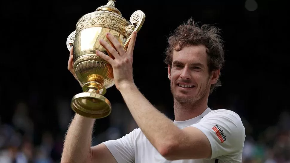 MURRAY. El campeón, con el trofeo. REUTERS