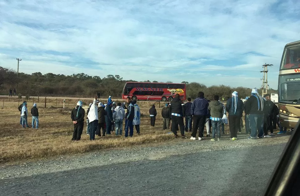 COPA ARGENTINA. Hinchas hacen una caravana hacia Salta, por la ruta 9. FOTO ENVIADA POR UN LECTOR DE LA GACETA