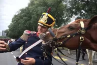 La historia de los protagonistas de la selfie más famosa del Bicentenario