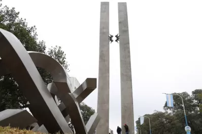 Video: rompieron la fuente y el sistema de iluminación del Monumento al Bicentenario