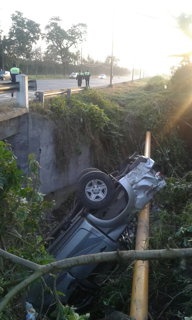 PELIGRO. La camioneta cayó sobre un gasoducto que está un canal.  