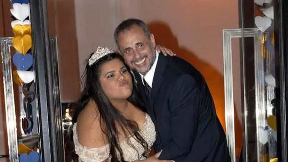 INOLVIDABLE. El conductor junto a su hija en su cumpleaños de 15. FOTO TOMADA DE ELINTRANSIGENTE.COM.AR