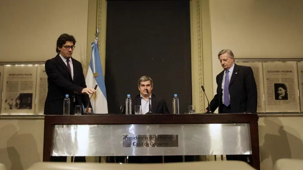 PEÑA, GARAVANO Y ARANGUREN. Los ministros, luego del anuncio de ayer por la tarde. DYN