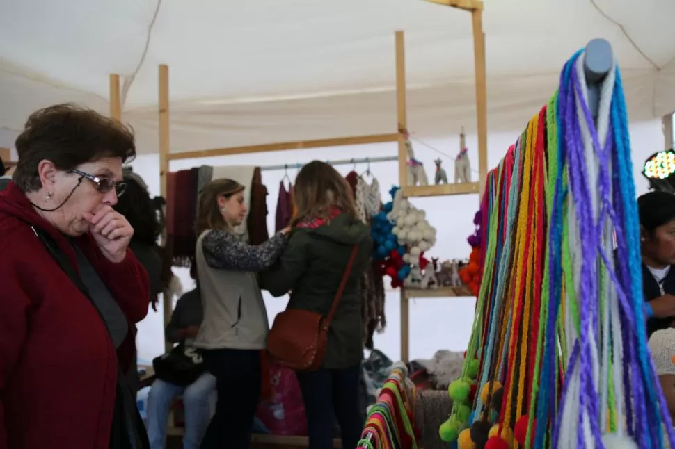 TENTACIÓN. Artesanías como las hechas en telar seducen al visitante. la gaceta / fotos de matias quintana