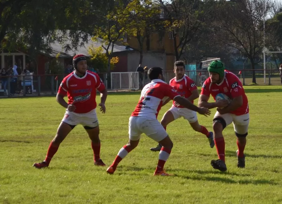 TERMINÓ PIDIENDO LA HORA. Bruno Molina intenta pasar la marca de un jugador salteño. Los Tarcos sufrió para ganarle a Jockey de Salta en el ex aeropuerto. prensa urt