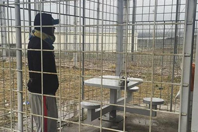 Encierran a los presos en jaulas a la intemperie