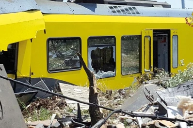 Al menos 25 muertos en un choque frontal de trenes en Italia