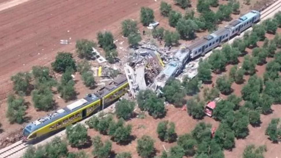 COLISIÓN. Los bomberos difundieron una imagen aérea del lugar de la tragedia. FOTO TOMADA DE WWW.BBC.COM