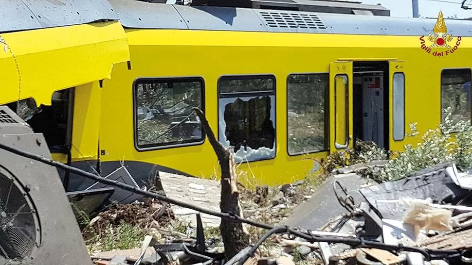 DESTROZADO. Así quedó uno de los trenes. REUTERS