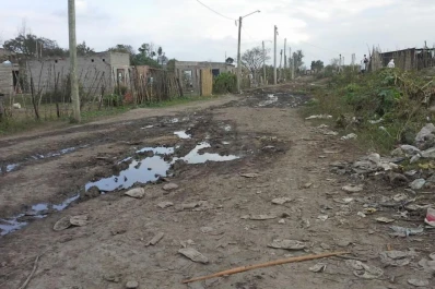 Vestido de policía asaltó un negocio y se llevó $ 6.000, dos televisores y un DVD