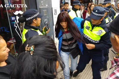 Video: aprehenden a una mechera en la peatonal Mendoza