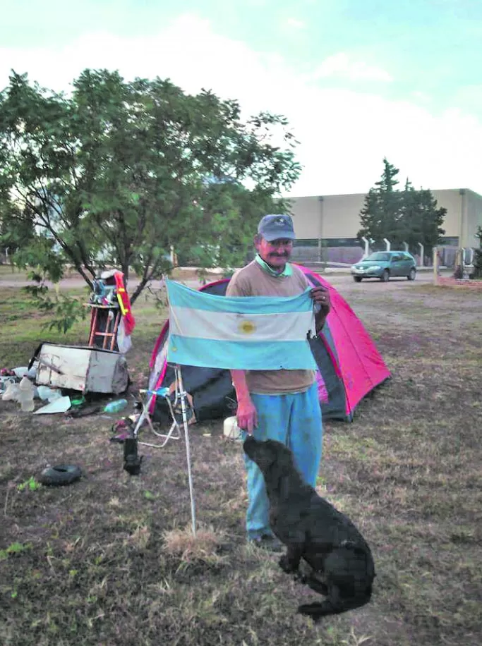 ACAMPANDO. Giménez frente a la carpa donde durmió cada noche. gentileza josé roberto gimenez 