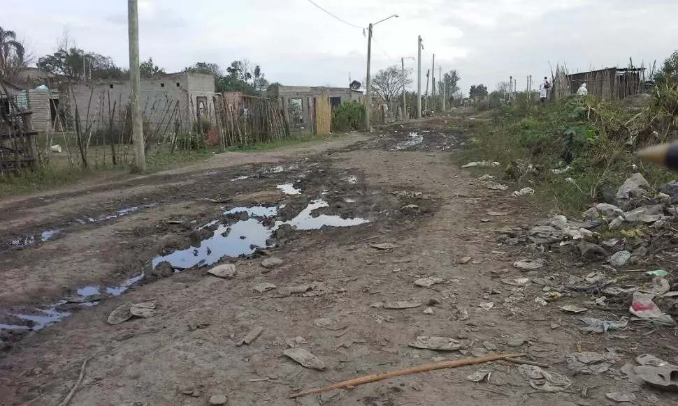 LA FUGA. Pese al mal estado de la calle, los asaltantes huyeron rápido de allí.  	la gaceta / foto de mauro schrotlin