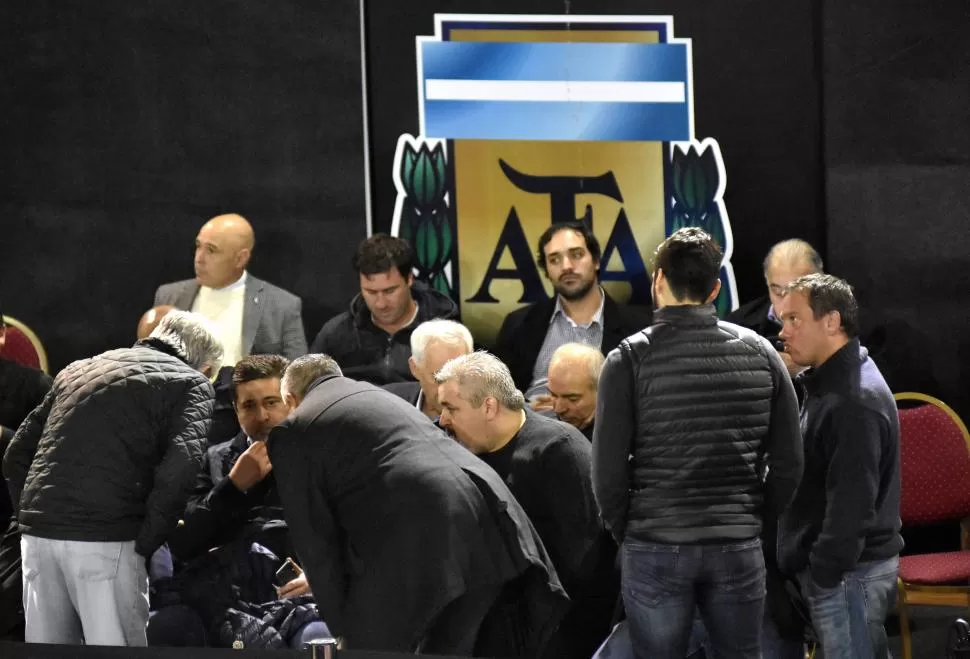 EN BUSCA DE UN ACUERDO. Dirigentes, encabezados por Daniel Angelici mantuvieron una serie de diálogos que llegaron a buen puerto. La Superliga comenzó a tomar forma y hoy quedaría aprobada. dyn