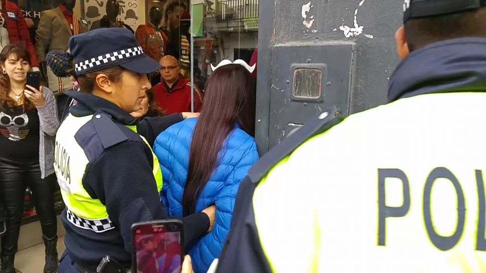 APREHENDIDA. Mientras la Policía se lleva a una acusada de robo, los transeúntes la filman y la insultan. la gaceta videos /  daniel fern+andez