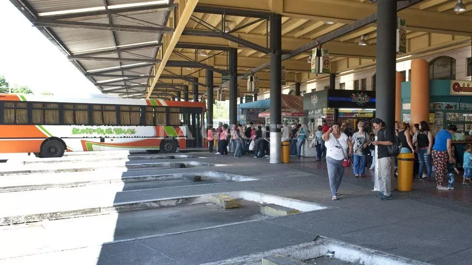TERMINAL DE ÓMNIBUS. Una pasajero quiso retirar el bolso con la droga pero no se lo entregaron porque no pudo acreditar que le pertenecía. ARCHIVO LA GACETA