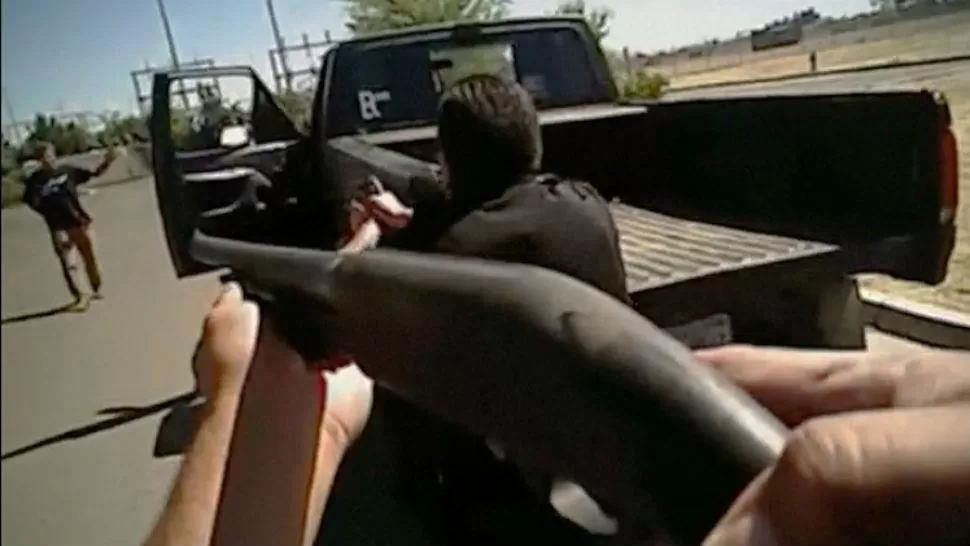 Conmoción por un video que muestra a dos policías baleando a un hombre desarmado
