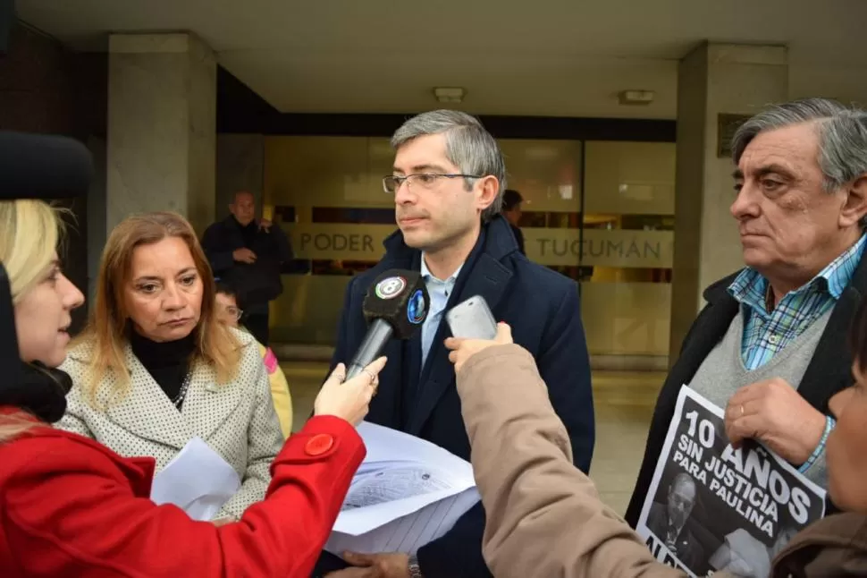 EN LA PUERTA DE LA JUSTICIA. Los legisladores Adela Terraf y José María Canelada con Alberto Lebbos. foto de josé maría canelada / twitter