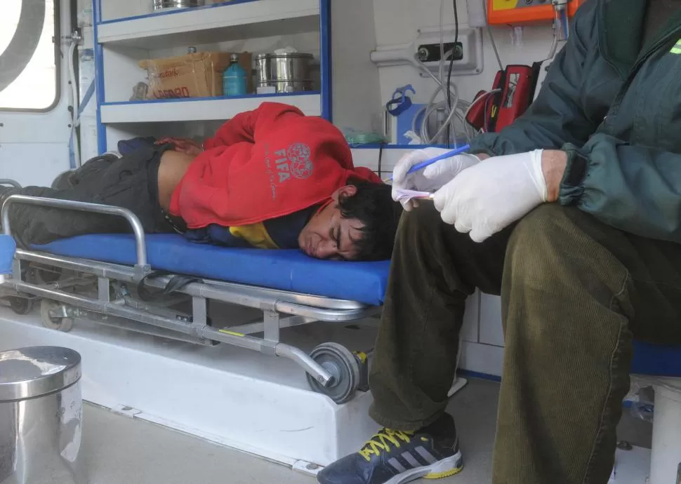 HERIDO. El joven que se tiroteó con la Policía se fue del lugar en ambulancia. la gaceta / fotos de antonio ferroni