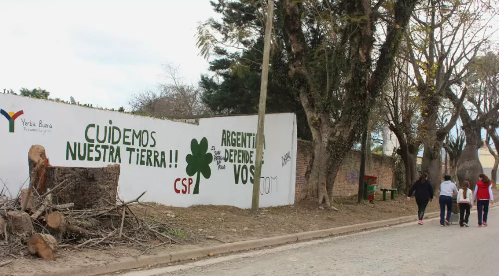 UNIDOS. La tarea mancomunada recuperó una esquina de la “ciudad jardín”. 